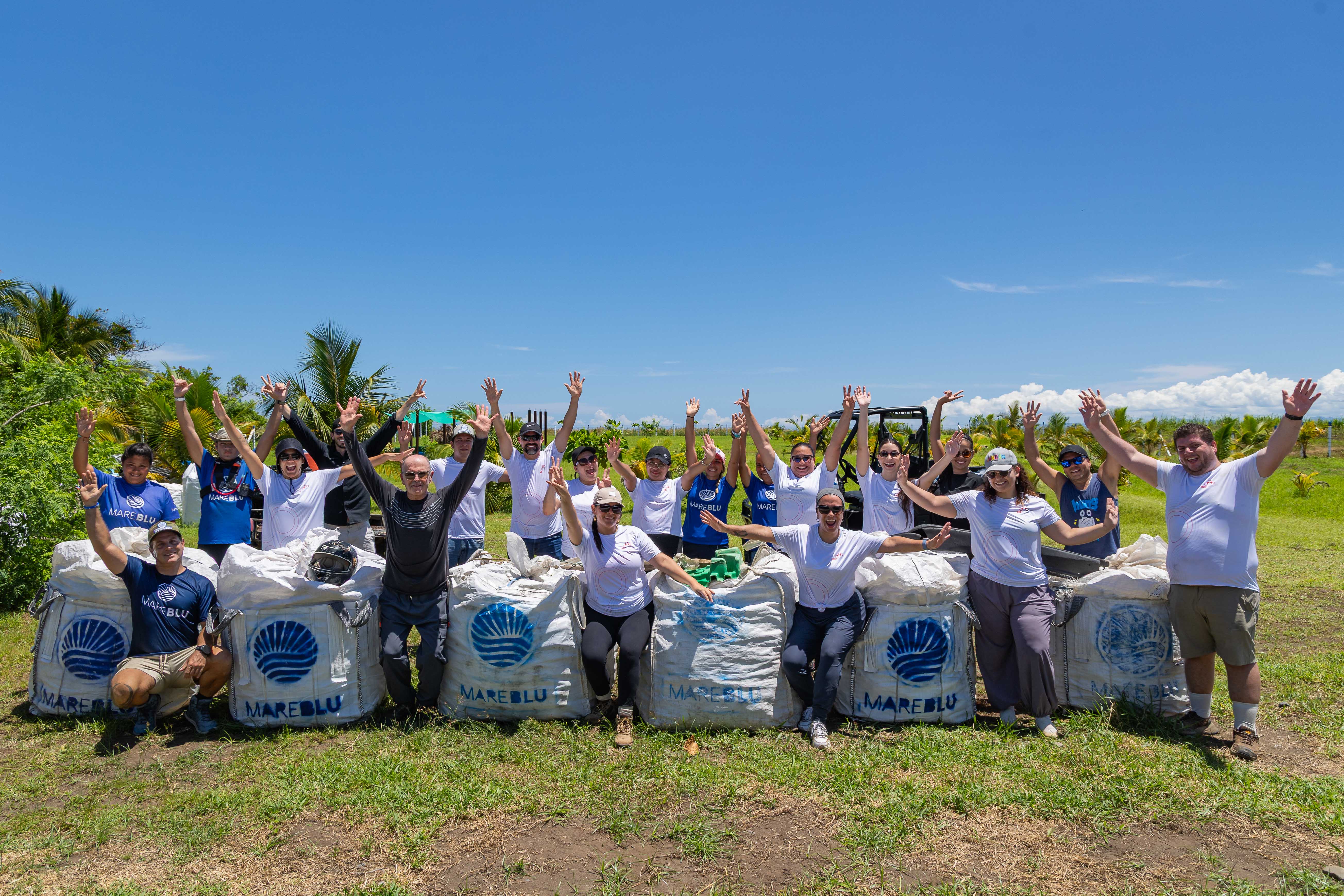Red Motors y MareBlu retiran 483 kilos de desechos de Playa Guacalillo